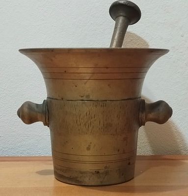 מכתש ועלי. . גובה המכתש 12.5 ס"מ. קוטר עליון 14.5 ס"מ. 
אורך עלי 19.5 ס"מ. 
משלוח ע"י שליח.
