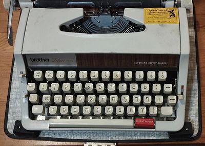 מכונת כתיבה עברית Brother. . דגם Deluxe 1510, בארגז מקורי. נראית במצב מצוין, כולל סרטי דיו 