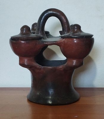 כלי קרמיקה אתיופי ישן לתבלינים. . מכיל 4 קעריות עם מכסים תואמים. 
צ'יפים במספר מקומות. 
גובה 