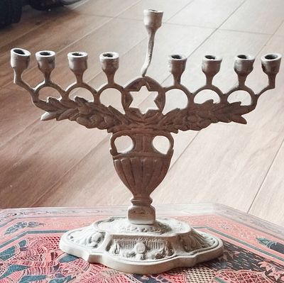 חנוכיה ישראלית - כד שמן, מגן דוד. . ללא חתימת יצרן. 
גובה 19 ס"מ.