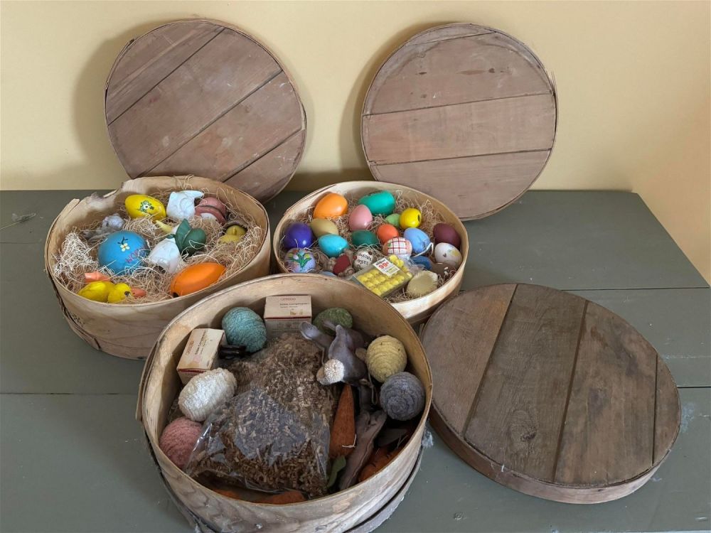 Lot 270: Collection of Easter Items