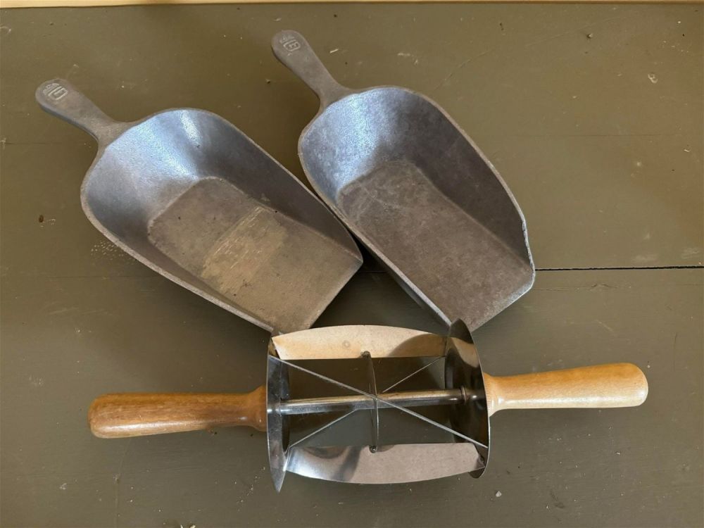 Lot 282: Vintage Kitchen Scoops and Croissant Cutter