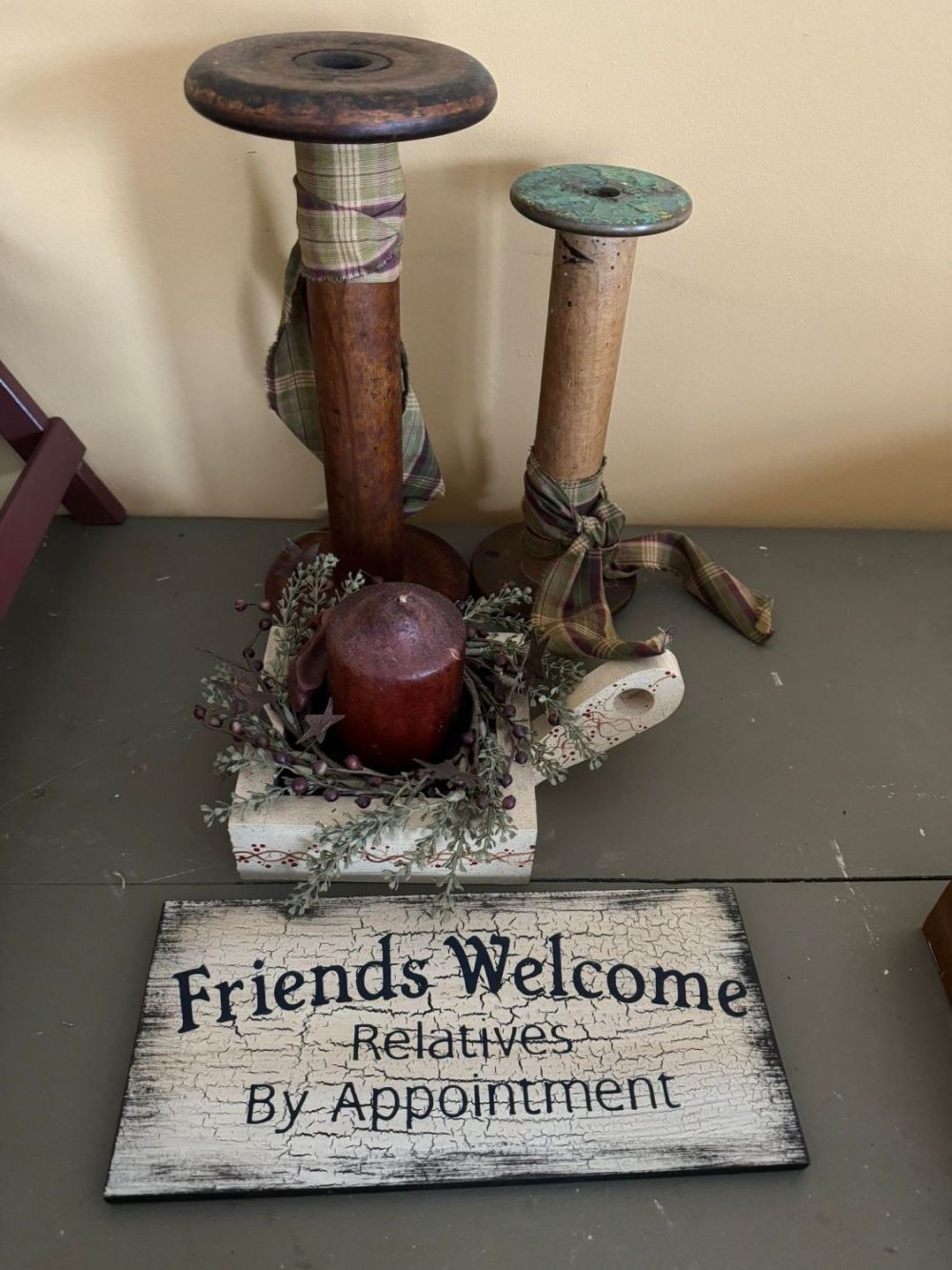Lot 284: Americana Table Top Décor and Sign