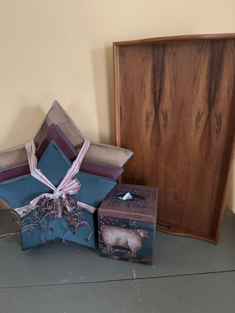 Lot 288: Americana Table Top Décor and Serving Tray