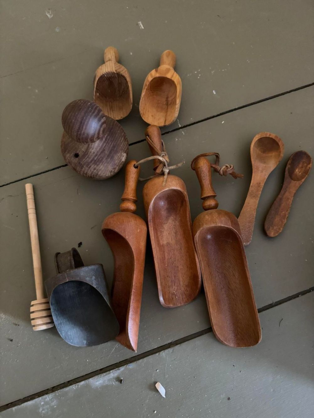 Lot 298: Vintage Hand Carved Scoops