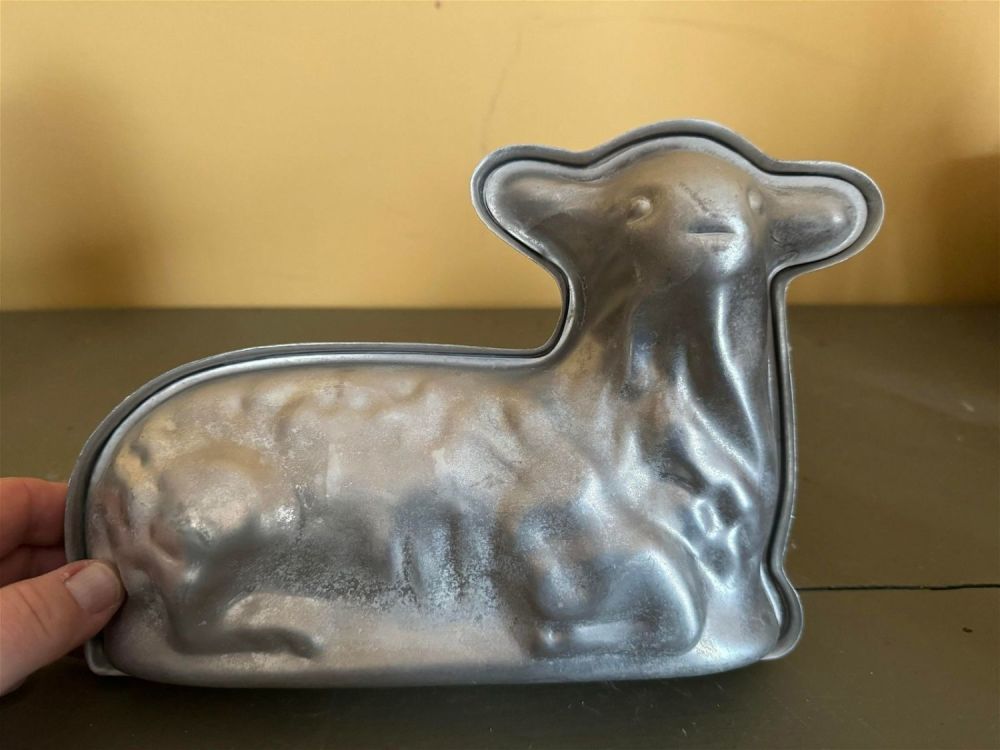 Lot 356: Lamb Baking Mold