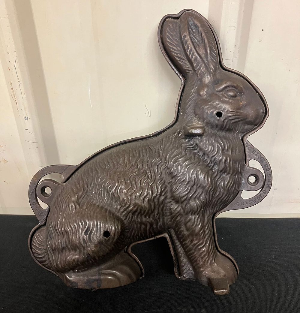 Lot 264: Griswold Mfg. Co. Cast Iron Bunny Rabbit Mold 863 Erie, P.A. 11"