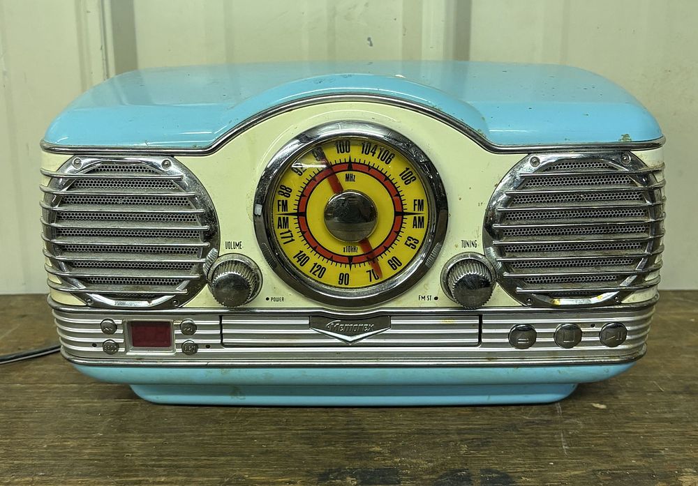 Lot 193: Memorex Model MTT3200 Retro Stereo Radio - CD Player 7"X12"X8"