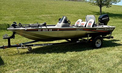 Bass Tracker Pro Team 170 TX. Well-maintained Tracker Boats Pro Team 170 TX aluminum Mod V bass 