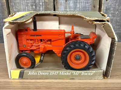 ERTL 1/16 scale John Deere 1947 Model "MI" Tractor, a Die-cast Metal Collectible Model - 4.5"x8"x5"
