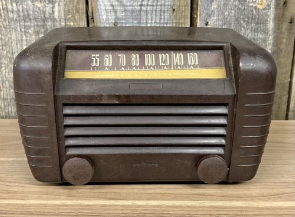 Vintage RCA Victor Model 65X1 Bakelite Tabletop Tube Radio
