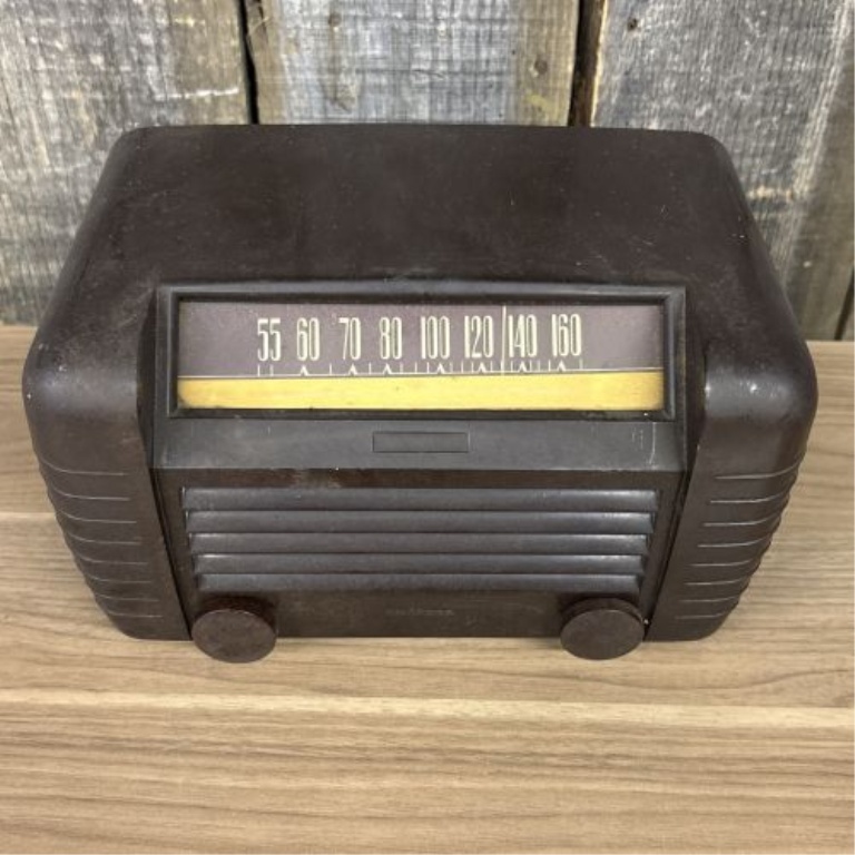 Vintage RCA Victor Model 65X1 Bakelite Tabletop Tube Radio