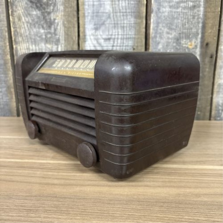 Vintage RCA Victor Model 65X1 Bakelite Tabletop Tube Radio