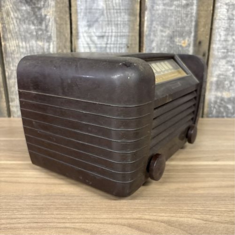 Vintage RCA Victor Model 65X1 Bakelite Tabletop Tube Radio