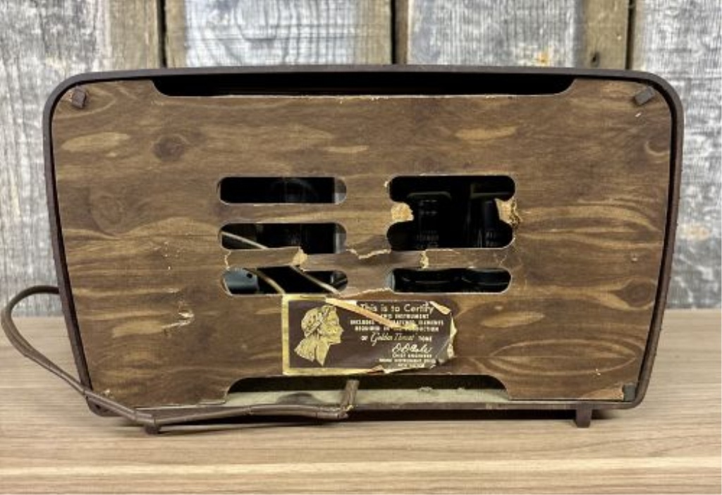 Vintage RCA Victor Model 65X1 Bakelite Tabletop Tube Radio