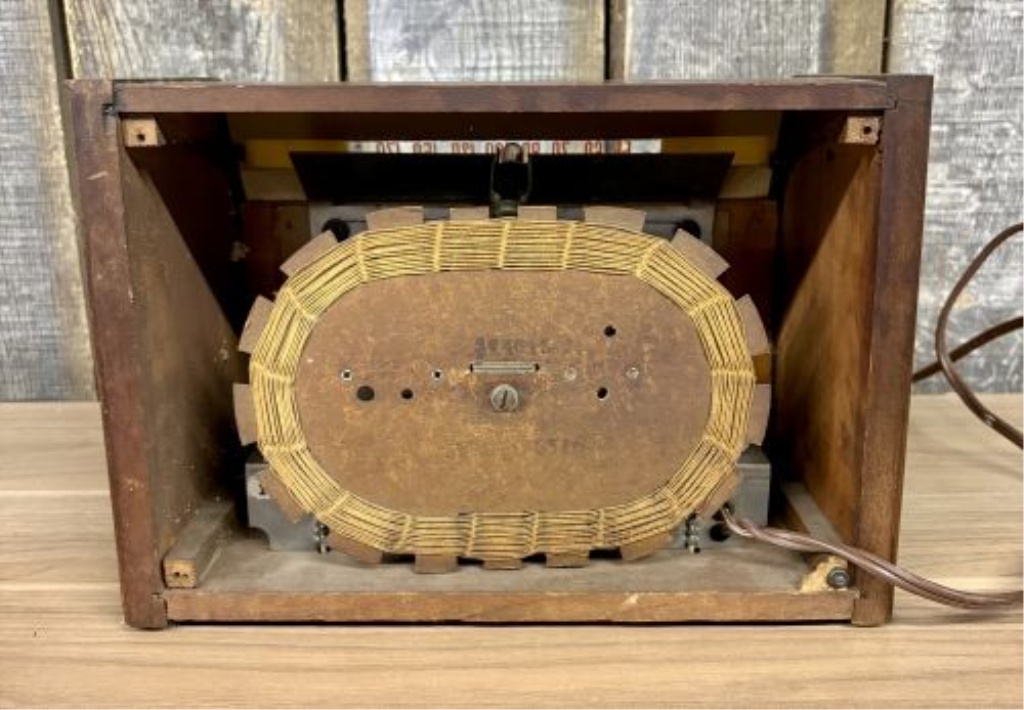 Vintage Lexington Art Deco Wood Case Tabletop AM Tube Radio