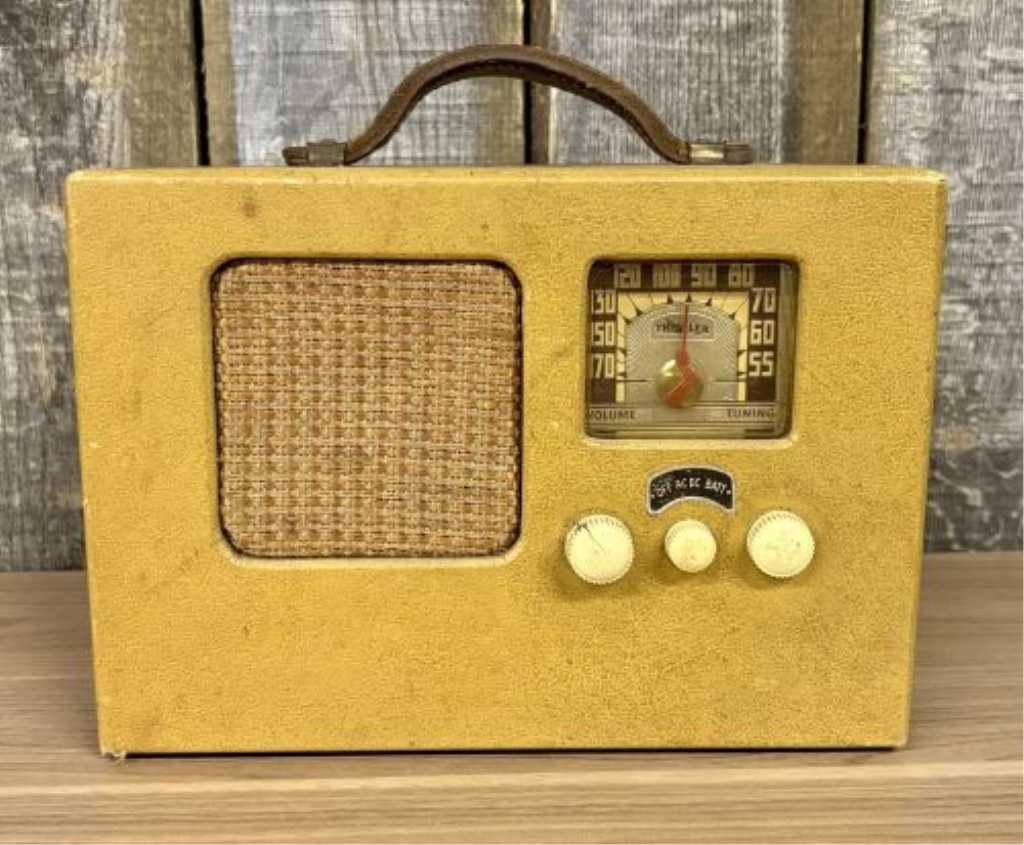 Trav-Ler Model LL-5 Portable Three-Way Tube Radio