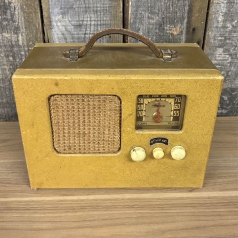 Trav-Ler Model LL-5 Portable Three-Way Tube Radio
