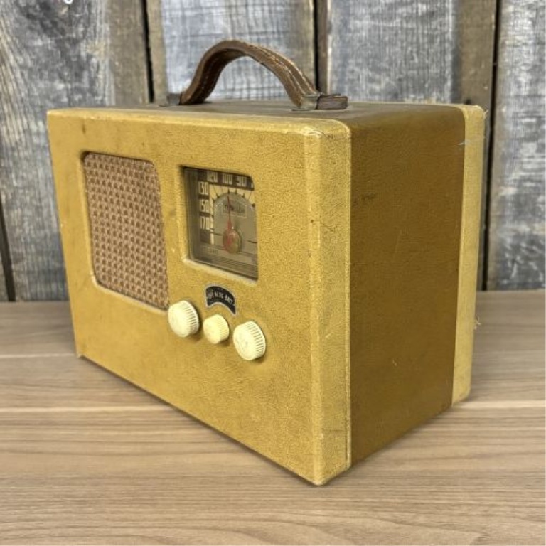Trav-Ler Model LL-5 Portable Three-Way Tube Radio