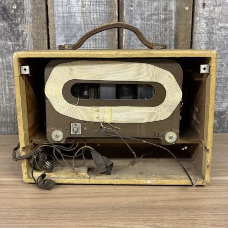 Trav-Ler Model LL-5 Portable Three-Way Tube Radio
