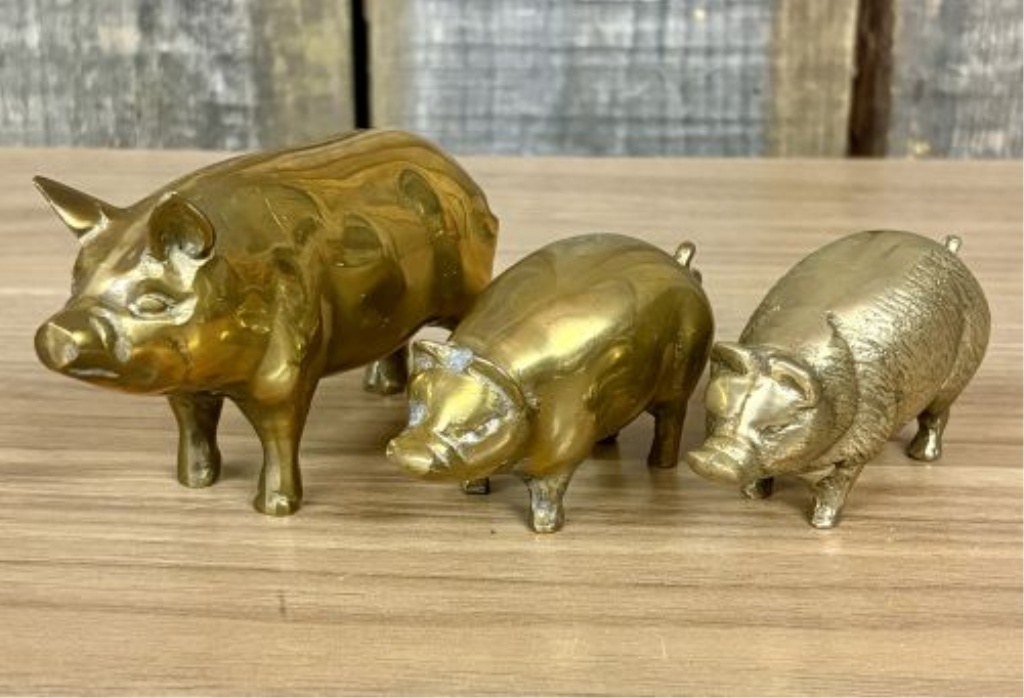 Three Graduated Pig Figures including Still Banks