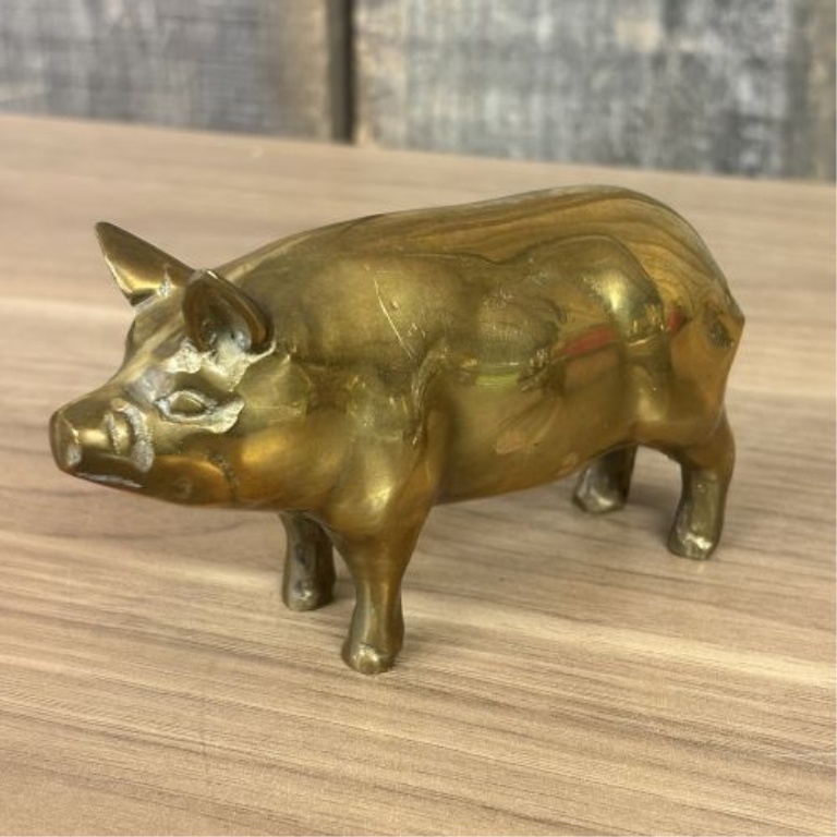 Three Graduated Pig Figures including Still Banks