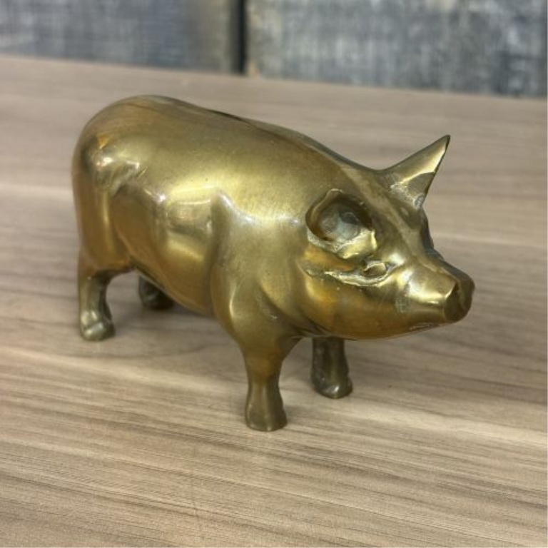 Three Graduated Pig Figures including Still Banks