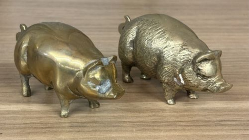 Three Graduated Pig Figures including Still Banks