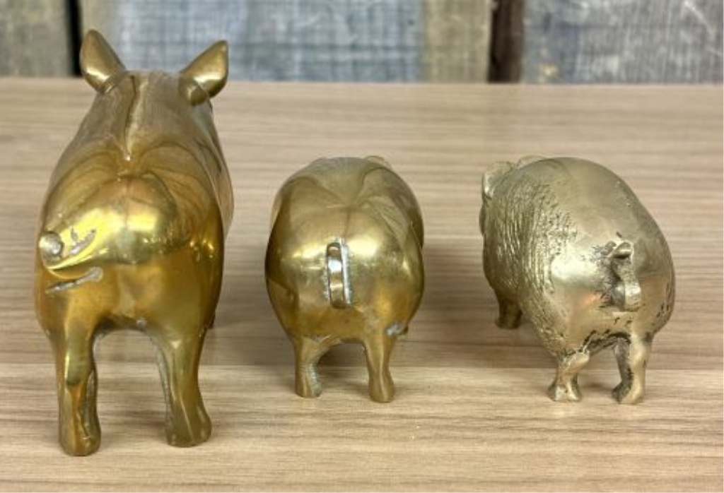 Three Graduated Pig Figures including Still Banks