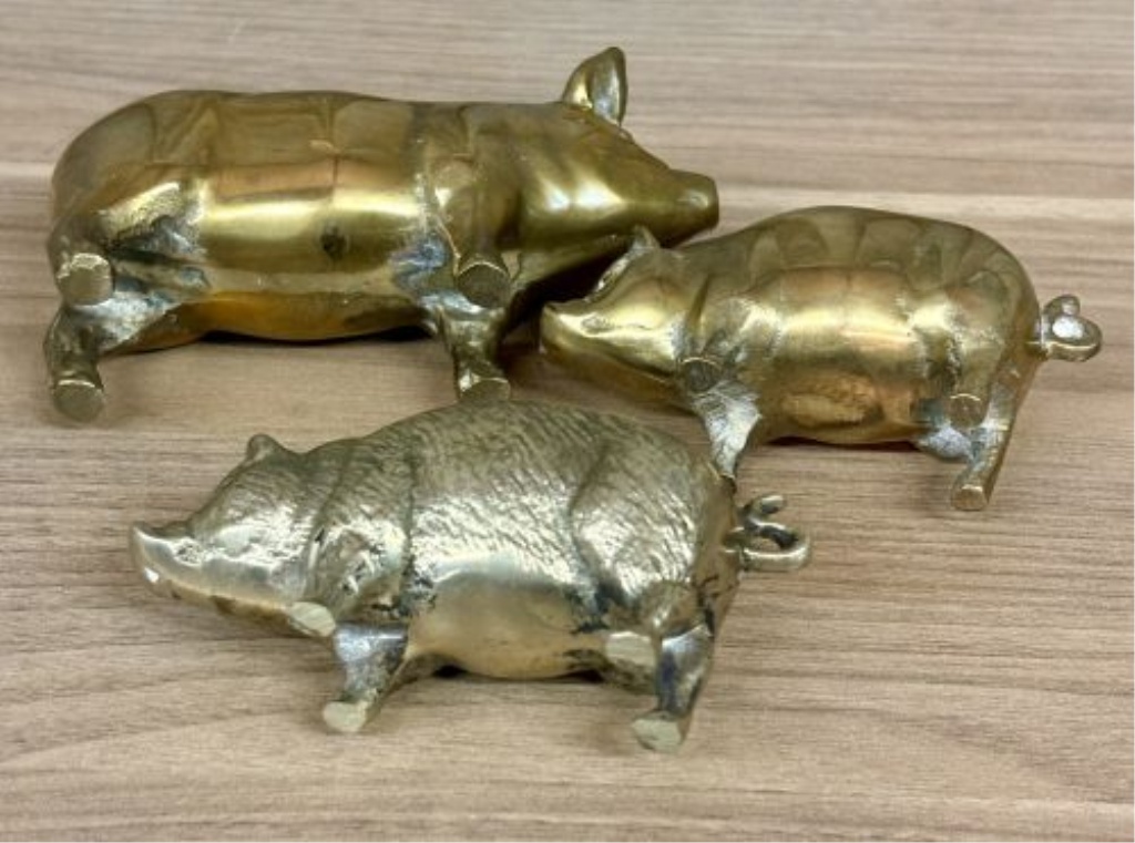 Three Graduated Pig Figures including Still Banks