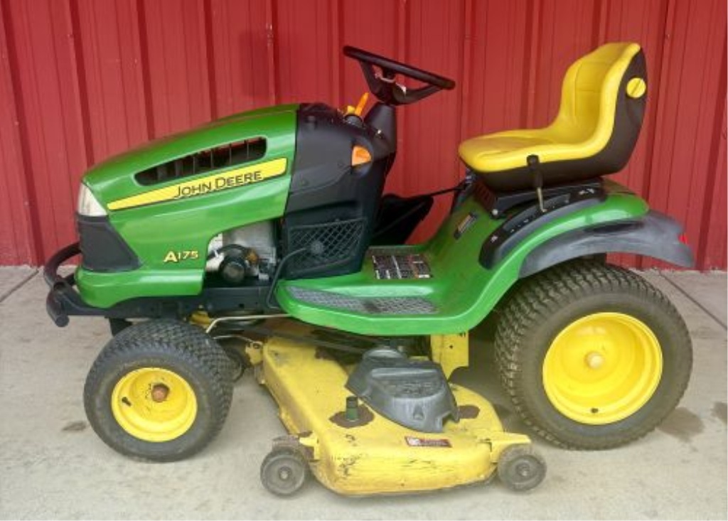 John Deere LA175 100 Series Lawn Tractor with 54 Inch Mower Deck