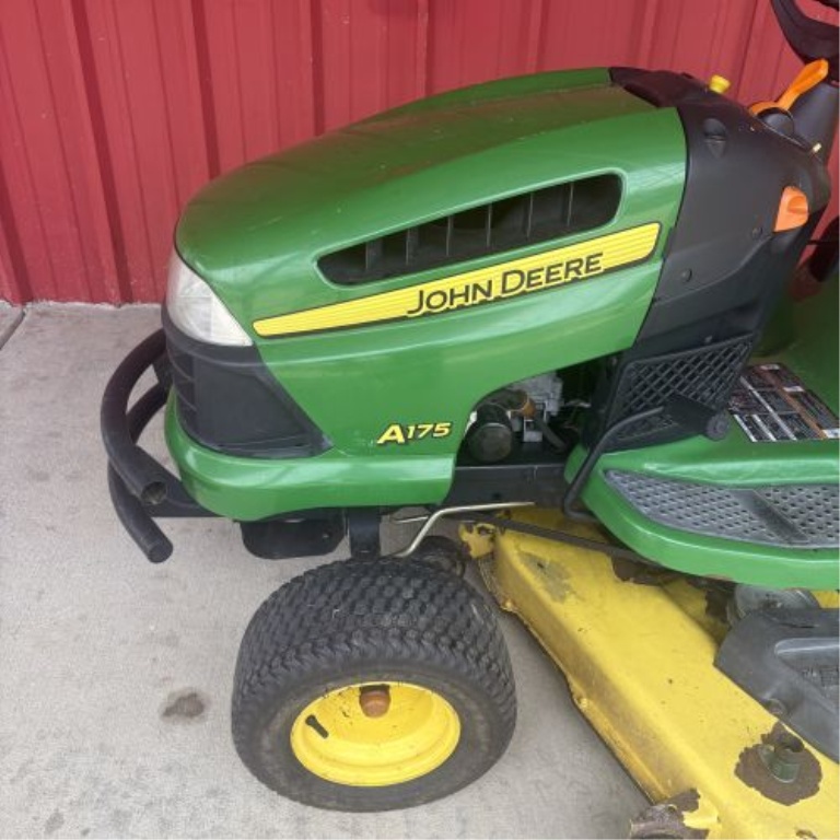 John Deere LA175 100 Series Lawn Tractor with 54 Inch Mower Deck
