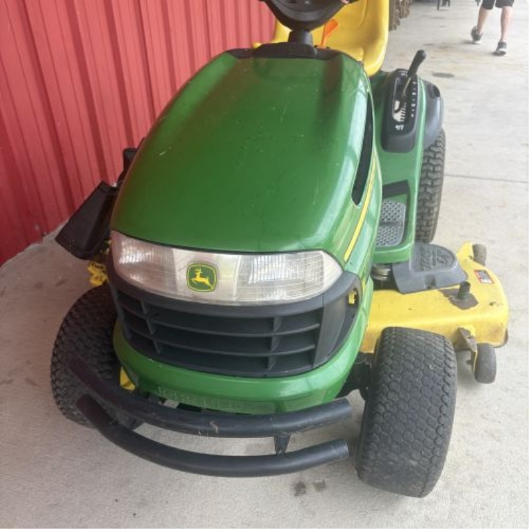 John Deere LA175 100 Series Lawn Tractor with 54 Inch Mower Deck