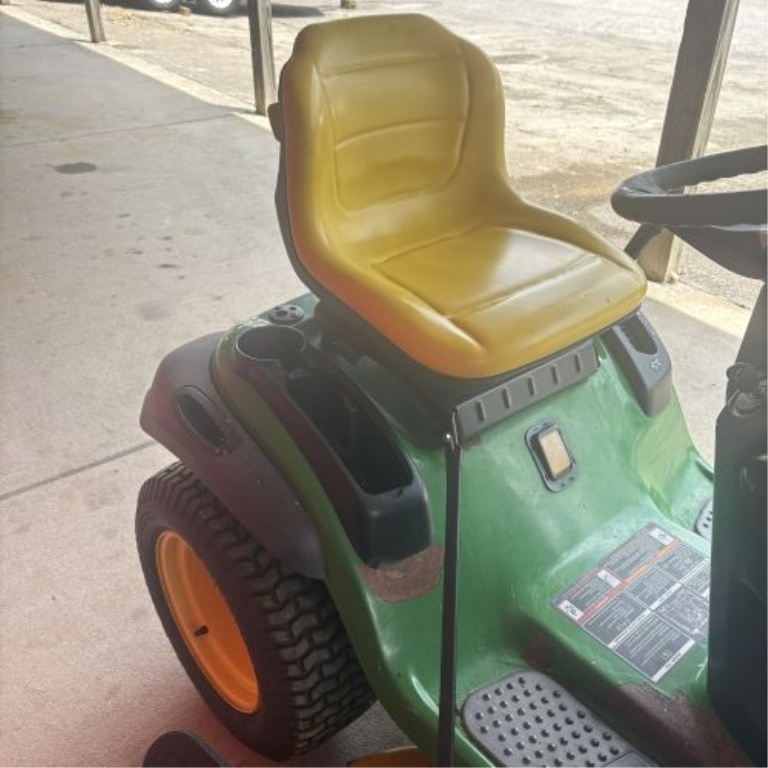 John Deere LA175 100 Series Lawn Tractor with 54 Inch Mower Deck