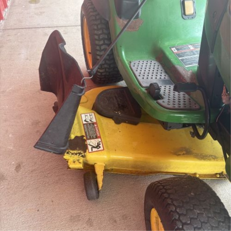 John Deere LA175 100 Series Lawn Tractor with 54 Inch Mower Deck