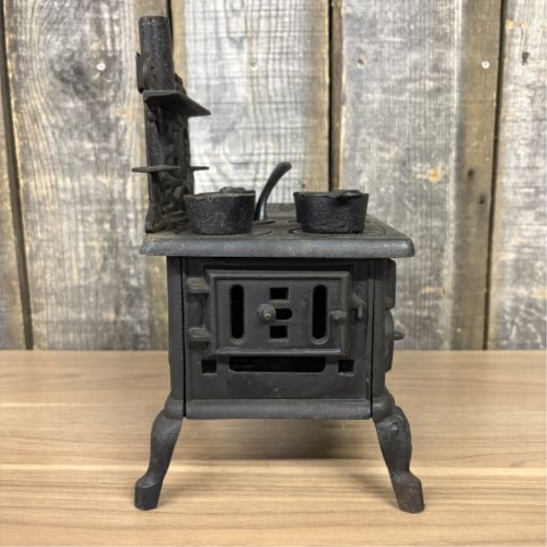 Crescent Foundry Co. Miniature Toy Kitchen Range with Accessories