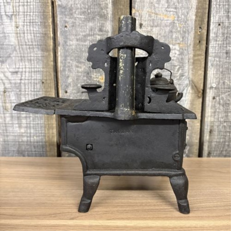 Crescent Miniature Toy Kitchen Stove with Cookware Accessories