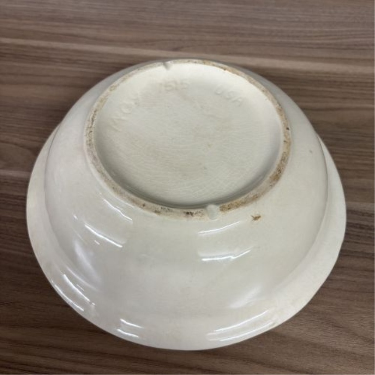A Pair of Vintage American Ceramic Bowls by McCoy and Robinson-Ransbottom