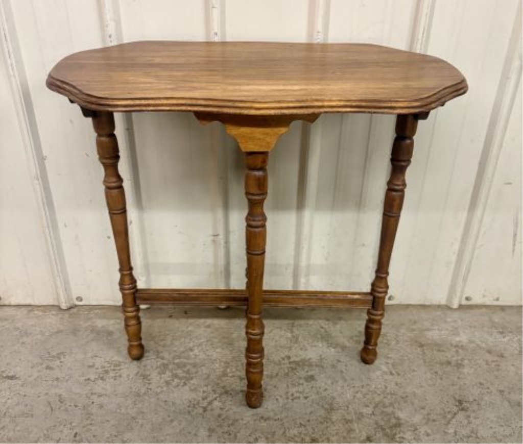 Mid-20th Century Colonial Revival Style Scalloped Side Table