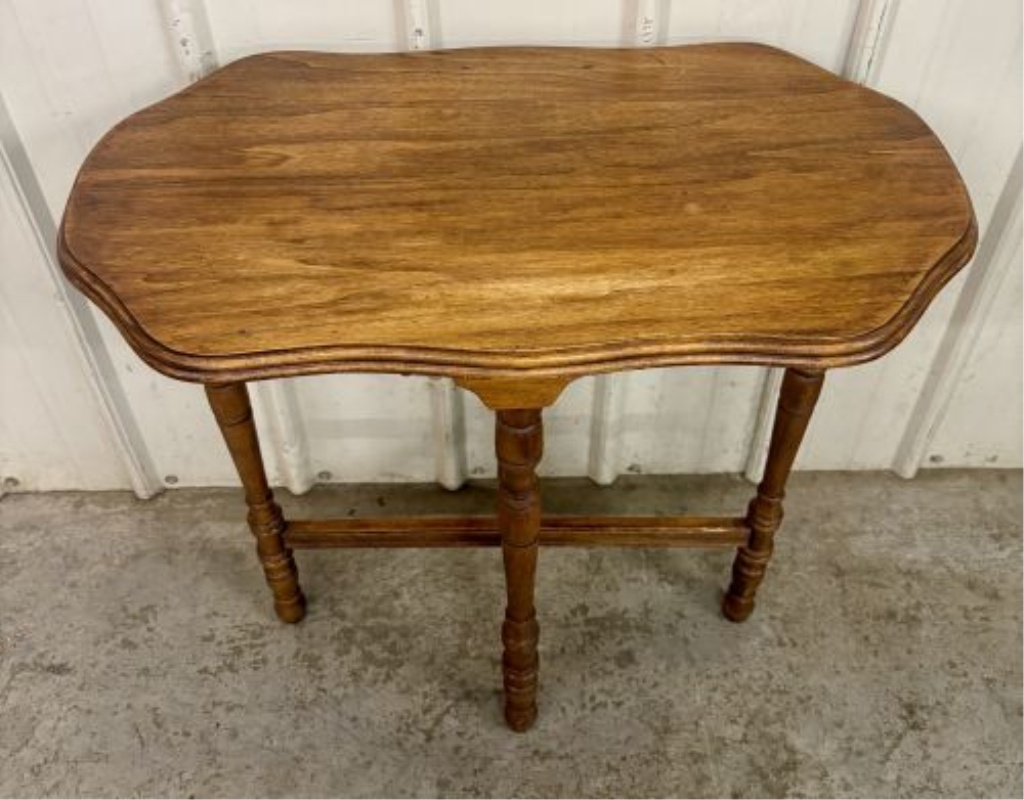 Mid-20th Century Colonial Revival Style Scalloped Side Table