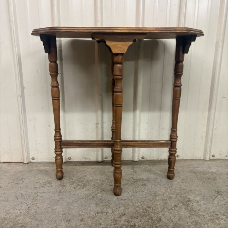 Mid-20th Century Colonial Revival Style Scalloped Side Table