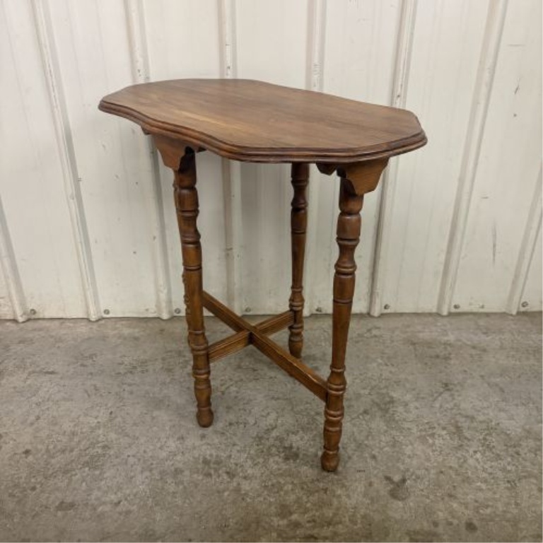 Mid-20th Century Colonial Revival Style Scalloped Side Table