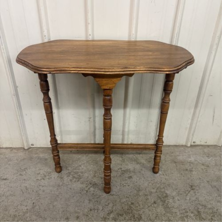 Mid-20th Century Colonial Revival Style Scalloped Side Table