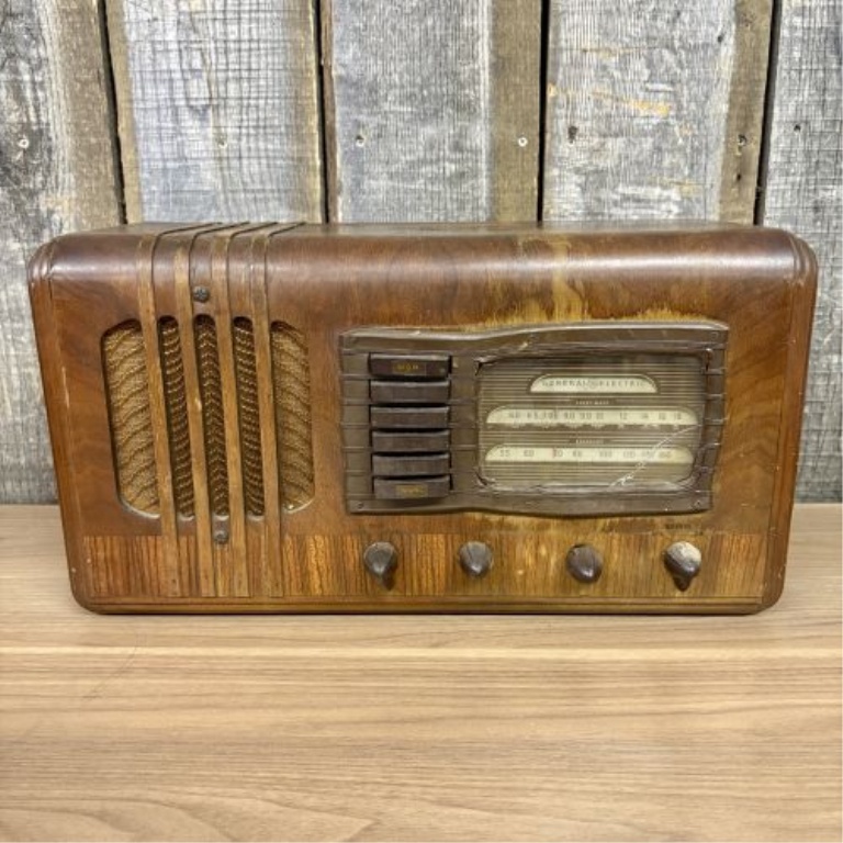 General Electric Model G53 Tabletop Tube Radio, circa 1938