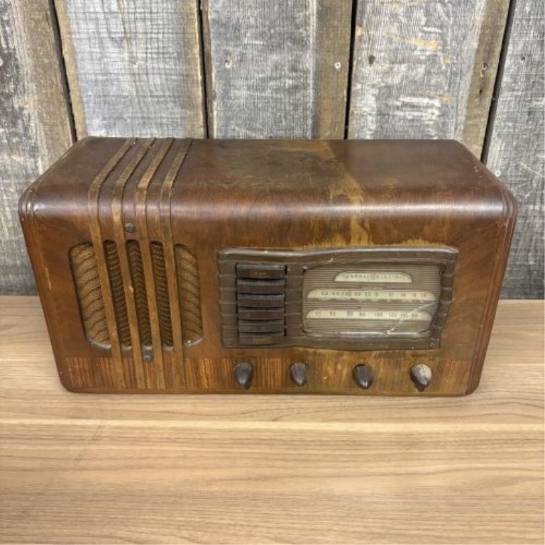 General Electric Model G53 Tabletop Tube Radio, circa 1938
