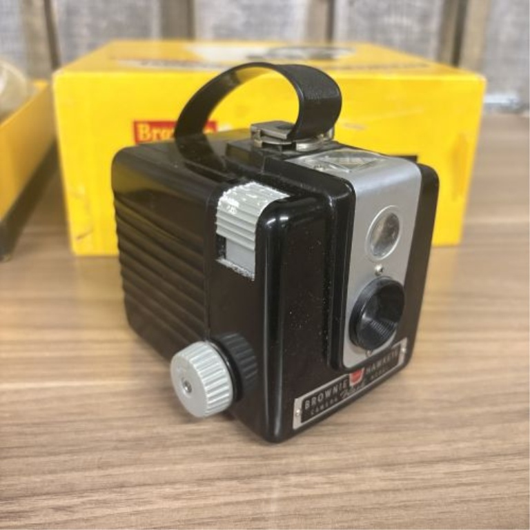 Vintage Kodak Brownie Hawkeye Flash Outfit with Original Box and Accessories