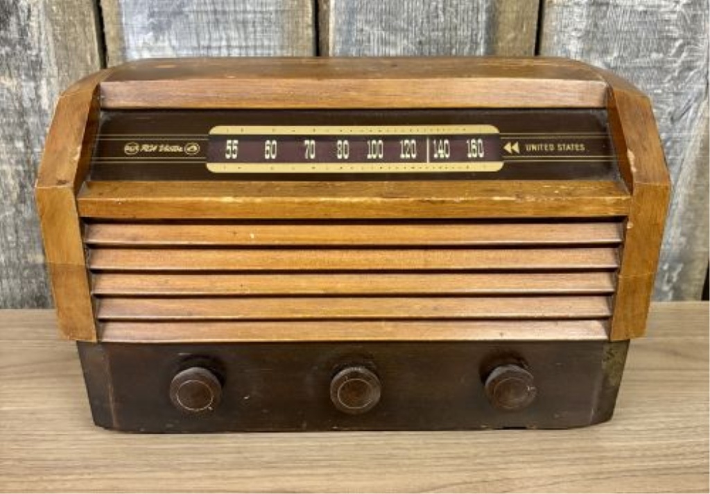 RCA Victor Model 56X3 Wood Tabletop Vacuum Tube Radio