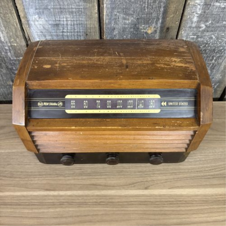 RCA Victor Model 56X3 Wood Tabletop Vacuum Tube Radio