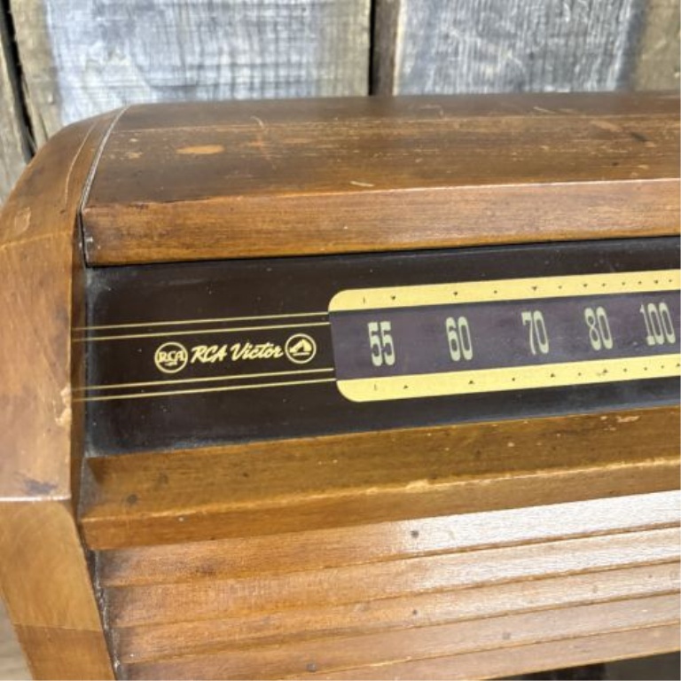 RCA Victor Model 56X3 Wood Tabletop Vacuum Tube Radio