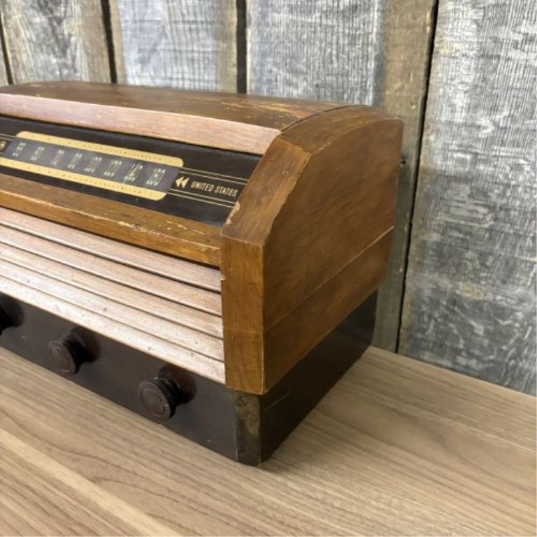 RCA Victor Model 56X3 Wood Tabletop Vacuum Tube Radio